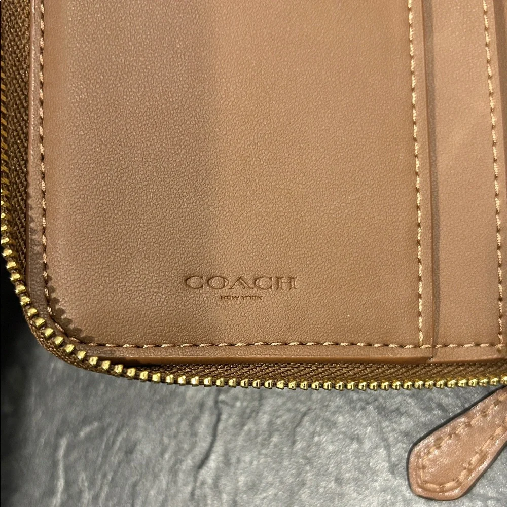 Coach Medium ID Zip Wallet in Signature Canvas brown - Picture 4 of 5